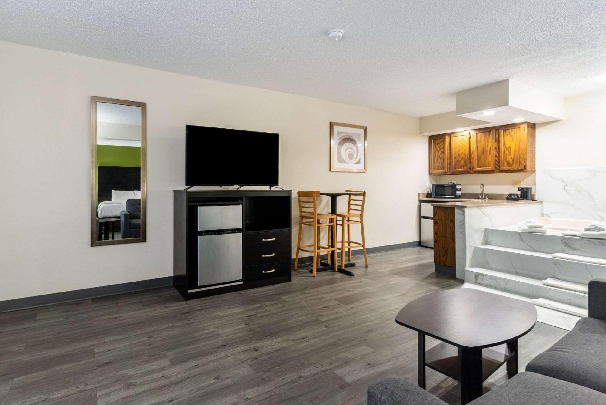 Quality Inn & Suites Vandalia Near I-70 And Hwy 51 Exterior foto